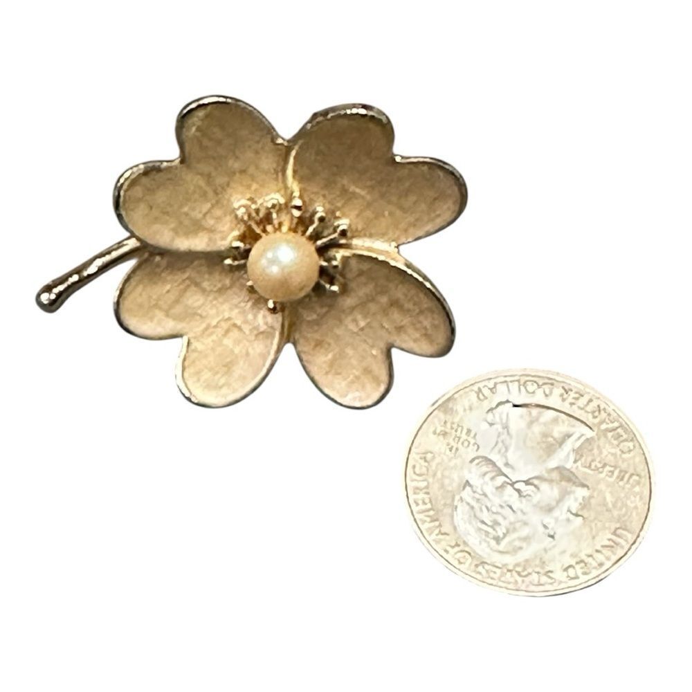 Clover Brooch with Pearl Accent gold toned - Picture 2 of 10
